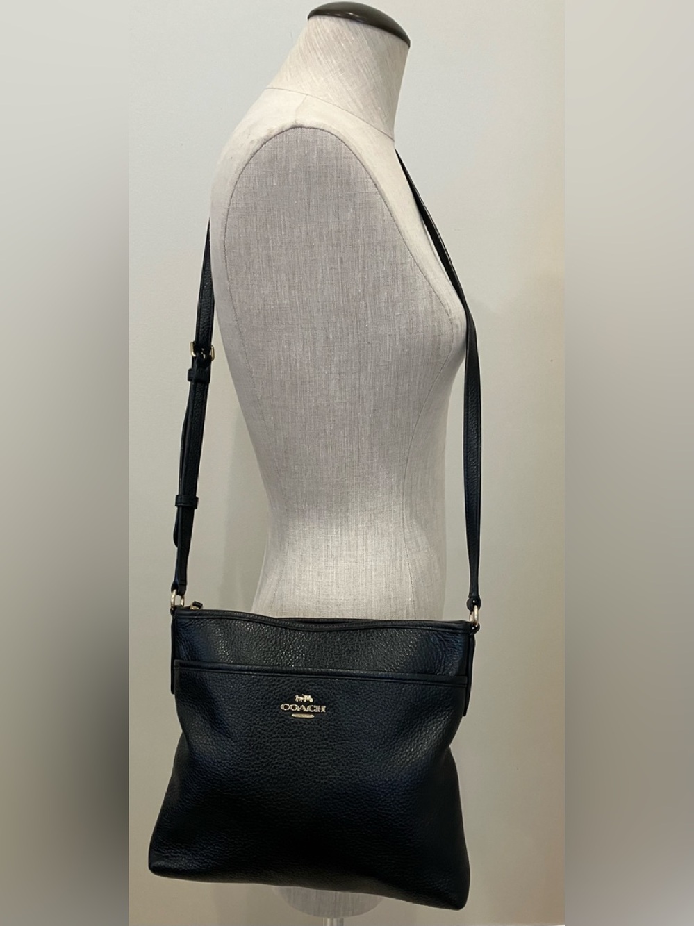 COACH PEBBLED LEATHER CROSSBODY MESSENGER BAG - Picture 2 of 10